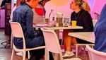 Tahan Emosi! Ini 10 Pose Masam dan Jutek Pelayan Karens Diner