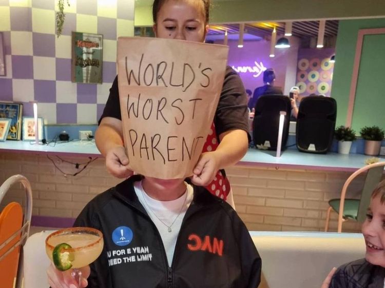 Tahan Emosi! Ini 10 Pose Masam dan Jutek Pelayan Karens Diner