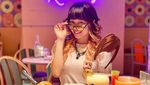 Tahan Emosi! Ini 10 Pose Masam dan Jutek Pelayan Karens Diner