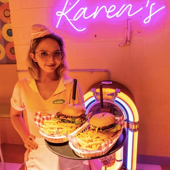 Pelayan di Karens Diner
