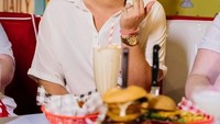 Jadi, siapa nih yang tertarik untuk mampir ke Karens Diner di Jakarta? atau justru tertarik untuk menjadi pelayan di sana? Foto: Instagram @karensdinerofficial