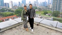 Gaya Gusty Pratama dan Mariska Setiawan saat melakukan media visit ke kantor detikcom, Jalan Kapten Tendean, Jakarta Selatan, belum lama ini.  Foto: Chelsea Olivia/ detikFOTO