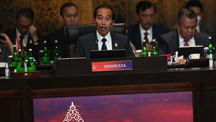 PEMBUKAAN KTT G20 INDONESIA 2022 Presiden Joko Widodo (kanan) disaksikan Perdana Menteri India Narendra Damodardas Modi (kedua kiri) menyampaikan pandangannya saat pembukaan KTT G20 Indonesia di Nusa Dua, Bali, Selasa (15/11/2022). ANTARA FOTO/Media Center G20 Indonesia/Aditya Pradana Putra/wsj.