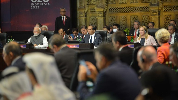 Presiden Joko Widodo (kanan) disaksikan Perdana Menteri India Narendra Damodardas Modi (kedua kiri) menyampaikan pandangannya saat pembukaan KTT G20 Indonesia di Nusa Dua, Bali, Selasa (15/11/2022). ANTARA FOTO/Media Center G20 Indonesia/Aditya Pradana Putra/wsj.