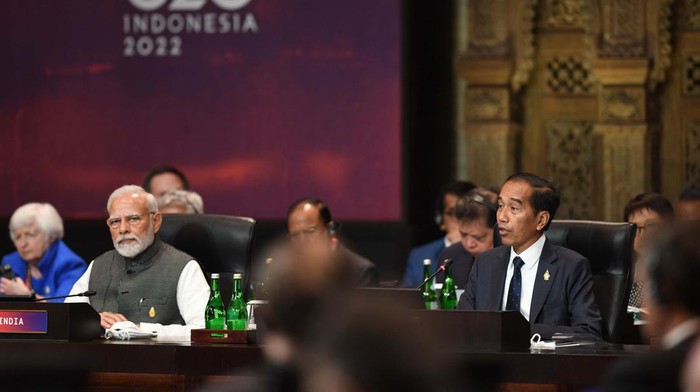 Presiden Joko Widodo (kanan) disaksikan Perdana Menteri India Narendra Damodardas Modi (kedua kiri) menyampaikan pandangannya saat pembukaan KTT G20 Indonesia di Nusa Dua, Bali, Selasa (15/11/2022). ANTARA FOTO/Media Center G20 Indonesia/Aditya Pradana Putra/wsj.