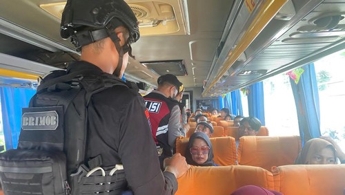 Pemeriksaan penumpang diperketat di Pelabuhan Lembar Lombok Barat, NTB, Selasa (15/11/2022).