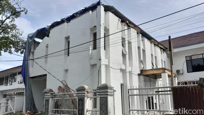 Penampakan gedung di Kejari Medan yang roboh.