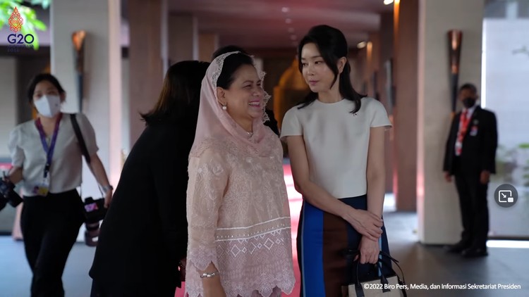 Penampilan Ibu Negara RI Iriana Jokowi dan Ibu Negara Korea Selatan Kim Keon Hee Penampilan Ibu Negara RI Iriana Jokowi dan Ibu Negara Korea Selatan Kim Keon Hee