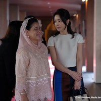 Kerudung selalu menjadi pelengkap busana wanita berusia 59 tahun ini. Kerudung diselaraskan dengan tema busana yang sedang dikenakan. Foto: Tangkapan Layar YouTube/Sekretariat Presiden