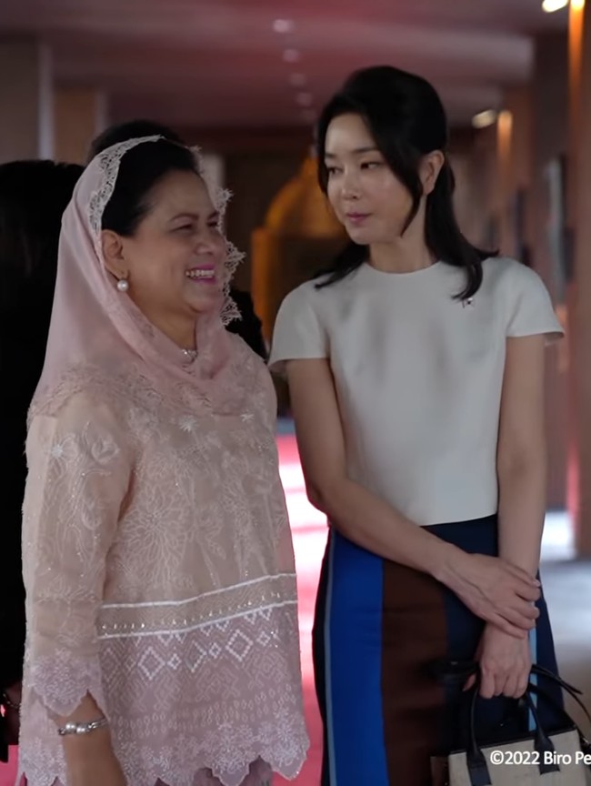 Kerudung selalu menjadi pelengkap busana wanita berusia 59 tahun ini. Kerudung diselaraskan dengan tema busana yang sedang dikenakan. Foto: Tangkapan Layar YouTube/Sekretariat Presiden