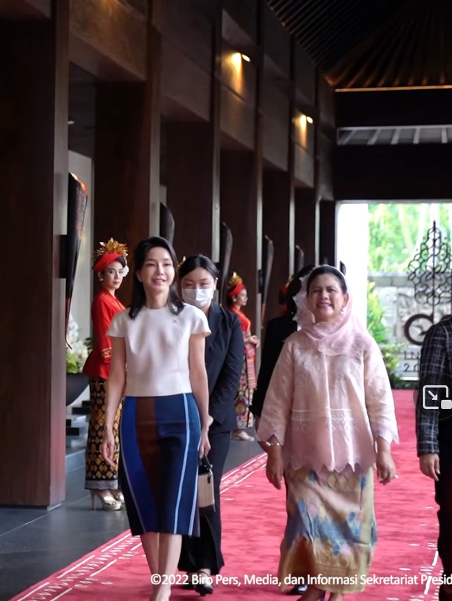 Iriana Jokowi kembali memakai kain Nusantara saat menjamu Ibu Negara Korea Selatan Kim Keon Hee saat minum teh.  Foto: Tangkapan Layar YouTube/Sekretariat Presiden