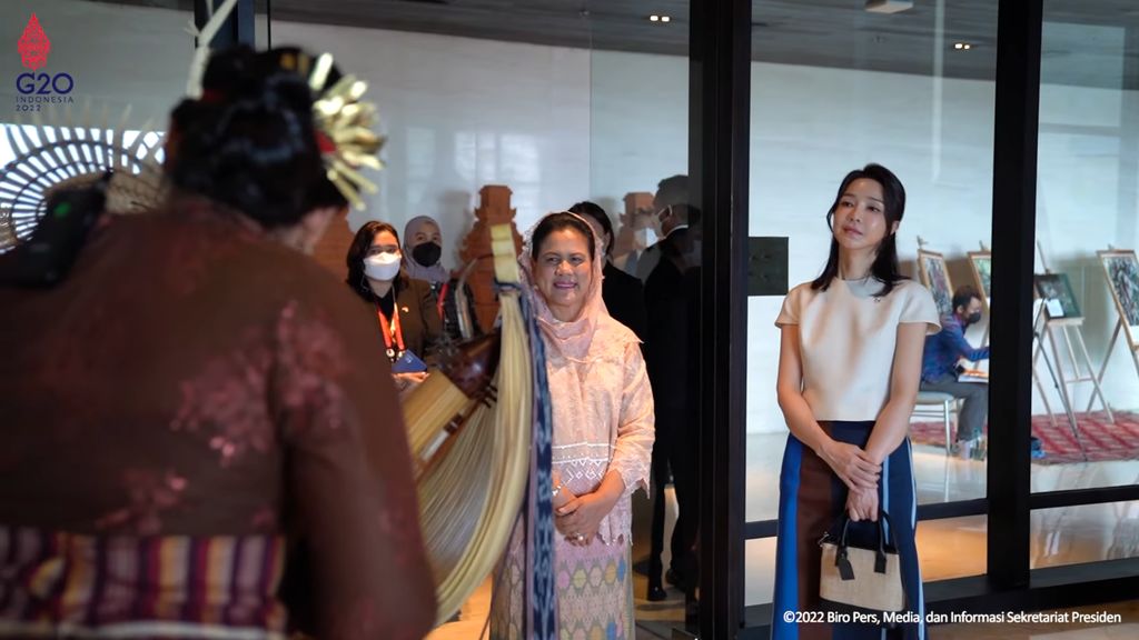 Penampilan Ibu Negara RI Iriana Jokowi dan Ibu Negara Korea Selatan Kim Keon Hee