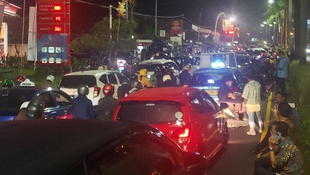 Pengakuan sejumlah pengemudi, kendaraan mereka tidak bisa bergerak hampir 1,5 jam. Diketahui, kondisi ini disebabkan adanya pembatasan kendaraan di simpang traffic light McD Jimbaran menuju arah Garuda Wisnu Kencana (GWK). Foto: Tim detikBali