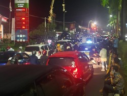 Pengakuan sejumlah pengemudi, kendaraan mereka tidak bisa bergerak hampir 1,5 jam. Diketahui, kondisi ini disebabkan adanya pembatasan kendaraan di simpang traffic light McD Jimbaran menuju arah Garuda Wisnu Kencana (GWK). Foto: Tim detikBali