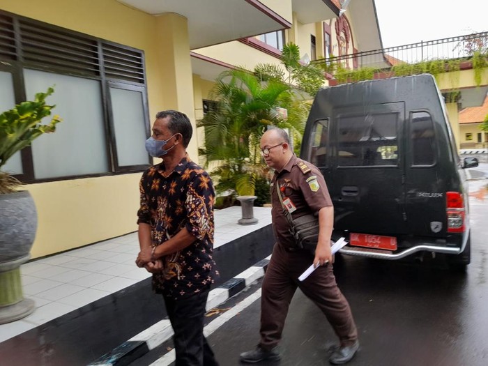 Tersangka NS (kanan)sesaat setelah pelimpahan tahap II dan hendak dilakukan penahanan di Rutan Mapolres Buleleng, Selasa (15/11/2022).