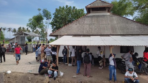 Penonton WSBK 2022 saat antre salat di Mushola Nurul Hakim, yang masih berdiri kokoh di area Sirkuit Mandalika, Lombok Tengah, NTB, Minggu (13/11/2022).