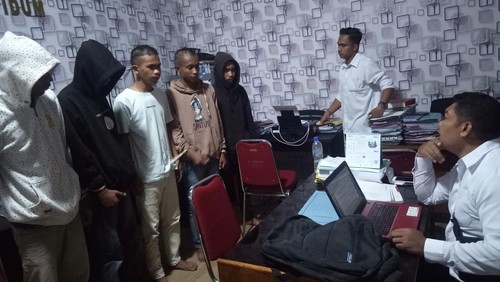Penyidik Reskrim Polres Manggarai Barat menetapkan lima tersangka dalam kasus kematian Alimin, pria yang mayatnya mengapung di bawah dermaga di Labuan Bajo. (Foto: Ambrosius Ardin/detikBali)
