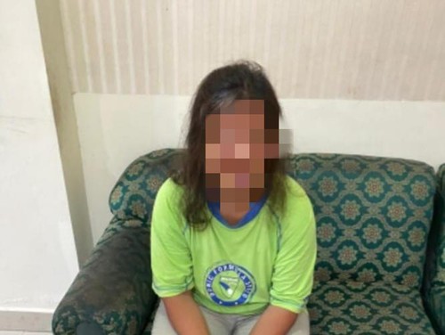 Perempuan bernama Kutscher diamankan petugas gegara ingin membentangkan pamflet kardus ke delegasi G20 di Simpang Peminge, Kecamatan Kuta Selatan, Kabupaten Badung, Bali. (Dok. Polda Bali)