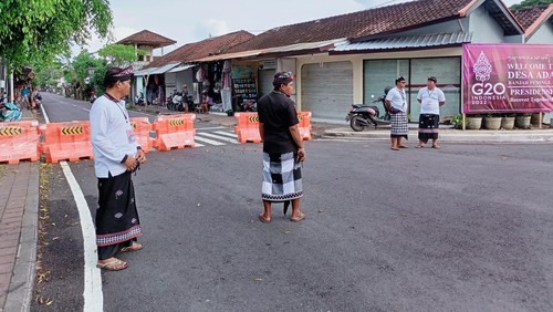 Persimpangan Peminge, Nusa Dua, Bali,lokasi wanita Cimahi diamankan gegara hendak membentangkan pamflet kardus ke delegasi G20, Selasa (15/11/2022). Foto: Agus Eka Purna Negara