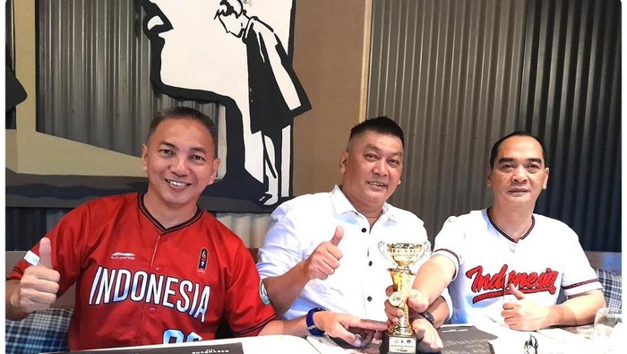Personel Kepolisian Kombes Syahrial M. Said menunjukkan prestasinya menjadi juara di East Asia Softball Master 2022, yang digelar di Singapura