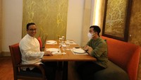 Anies mengenakan baju muslim warna putih dengan setelan celana hitam. Sedangkan Gibran memakai kemeja hijau degan setelan celana hitam. Keduanya tampak sarapan bersama. (Foto dikirim Ketua DPP NasDem Willy Aditya).