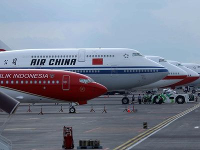 Pesawat Jokowi Nyempil di Pesawat Jumbo Pemimpin Dunia