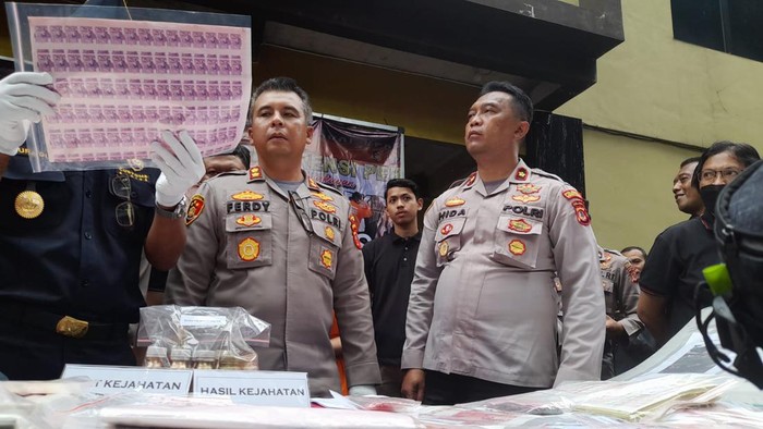 Polisi menangkap 4 orang jaringan pengedar uang palsu di Bogor dan Jakarta.