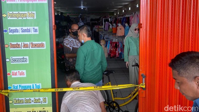 Polisi olah TKP di toserba di Ngawi yang dibobol