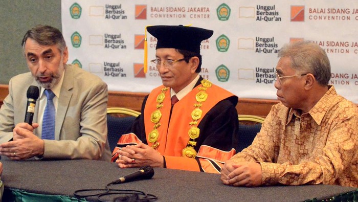 Potret Imam Besar Masjid Istiqlal di Wisuda PTIQ (Kiri-Kanan) President of Civilization Exchange and Cooperation Foundation (CECF) and Founder of Al Basheer Seminary, Prof. Dr. Imam Mohamad Bashar Arafat; Rektor PTIQ, Prof Dr KH Nasaruddin Umar, MA; Ketua Badan Pembina Yayasan Pendidikan Alquran, Pontjo Sutowo meeberikan keterangan kepada media usia prosesi wisuda Institute PTIQ di Jakarta, Selasa (15/11/2022). Perguruan Tinggi Ilmu Qur'an (PTIQ) melaksanakan prosesi wisuda dengan meluluskan sebanyak 794 sarjana.