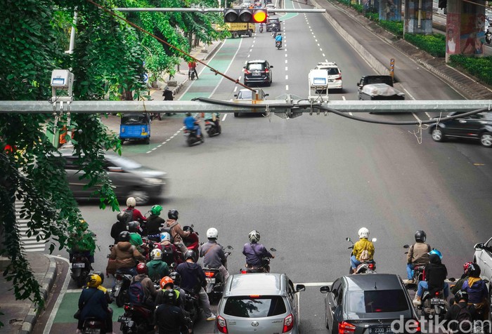 Polda Metro Jaya telah memasang kamera Electronic Traffic Law Enforcement (ETLE) di persimpangan Utan Kayu, Jakarta. Meski begitu, masih banyak pengendara yang melanggar lalu lintas.