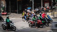 Meski telah dipasangi kamera Electronic Traffic Law Enforcement (ETLE), masih banyak pengendara sepeda motor yang melanggar di perempatan Utan Kayu.