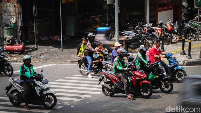 Potret Pengendara Langgar Lalin Meski Diplototi ETLE Polda Metro Jaya telah memasang kamera Electronic Traffic Law Enforcement (ETLE) di persimpangan Utan Kayu, Jakarta. Meski begitu, masih banyak pengendara yang melanggar lalu lintas.