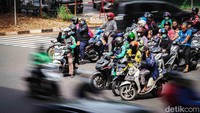 Banyak pengendara sepeda motor yang berhenti melewati garis stop saat menunggu lampu merah.