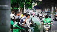 Ada juga yang tidak memakai helm saat melintas di perempatan Utan Kayu.