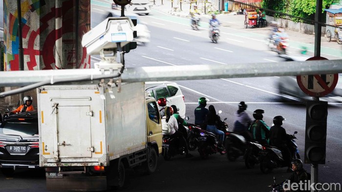 Polda Metro Jaya telah memasang kamera Electronic Traffic Law Enforcement (ETLE) di persimpangan Utan Kayu, Jakarta. Meski begitu, masih banyak pengendara yang melanggar lalu lintas.