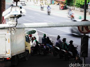 Motoran Sambil Rebahan Santuy, Pria di Depok Kena Tilang e-TLE