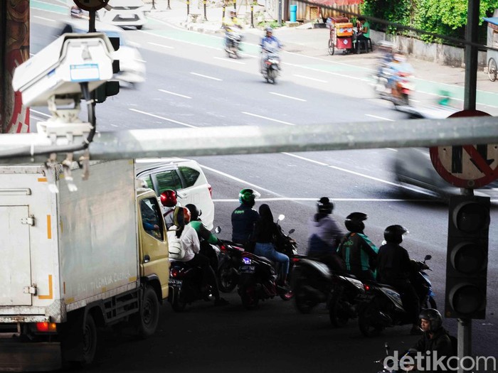 Polda Metro Jaya telah memasang kamera Electronic Traffic Law Enforcement (ETLE) di persimpangan Utan Kayu, Jakarta. Meski begitu, masih banyak pengendara yang melanggar lalu lintas.
