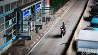 Ada juga pengendara motor yang menerobos jalur TransJakarta.