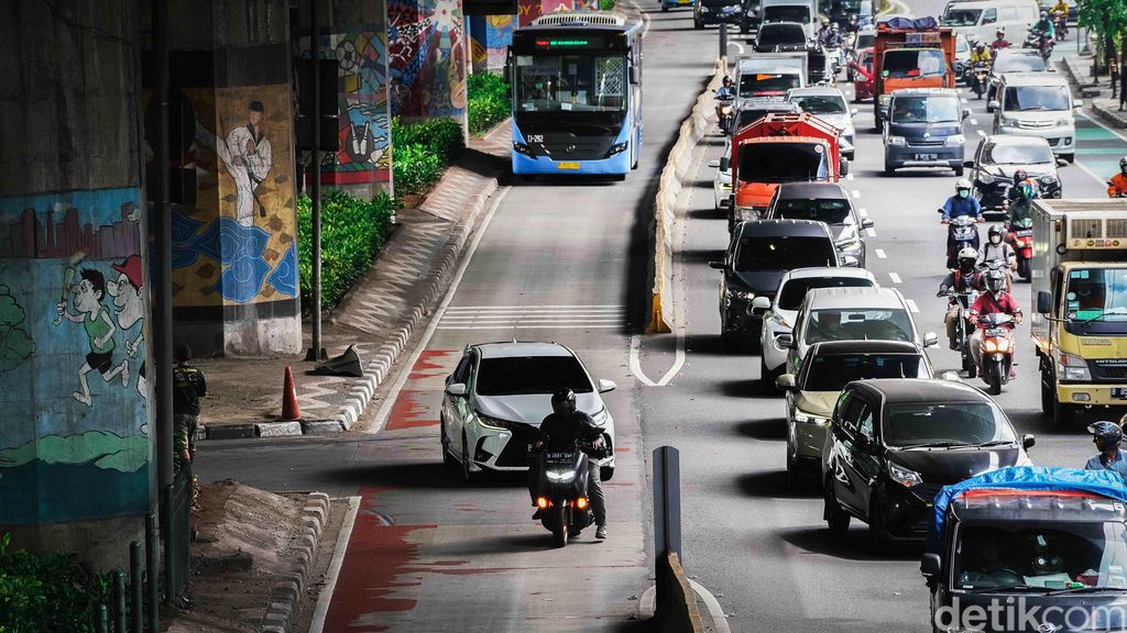 Polda Metro Jaya telah memasang kamera Electronic Traffic Law Enforcement (ETLE) di persimpangan Utan Kayu, Jakarta. Meski begitu, masih banyak pengendara yang melanggar lalu lintas.