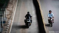 Pengendara sepeda motor ini nekat menerobos jalur TransJakarta. Padahal arus lalu lintas di kawasan tersebut terpantau lancar.