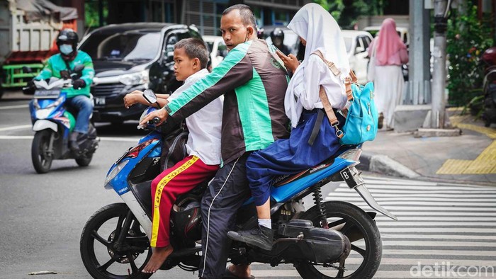 Potret Pengendara Langgar Lalin Meski Diplototi ETLE Polda Metro Jaya telah memasang kamera Electronic Traffic Law Enforcement (ETLE) di persimpangan Utan Kayu, Jakarta. Meski begitu, masih banyak pengendara yang melanggar lalu lintas.