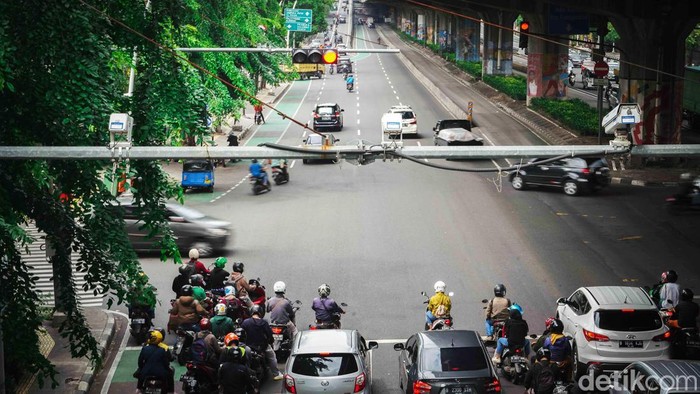 Potret Pengendara Langgar Lalin Meski Diplototi ETLE Polda Metro Jaya telah memasang kamera Electronic Traffic Law Enforcement (ETLE) di persimpangan Utan Kayu, Jakarta. Meski begitu, masih banyak pengendara yang melanggar lalu lintas.
