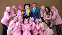 Gubernur Jabar Ridwan Kamil juga ikut merayakan hari bersejarah bagi istrinya itu. Melalui salah satu unggahan Instagram, dia membagikan momen wisuda di Universitas Padjadjaran Selasa (8/11/2022) lalu. Ditambah, Ridwan Kamil membubuhkan caption dalam unggahan tersebut yang berbunyi, Selamat wisuda cintaku! Foto: Instagram/Atalia Praratya