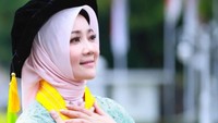 Atalia Praratya kini resmi menjadi doktor Komunikasi Universitas Padjadjaran dengan predikat Cumlaude. Sembari membagikan momen-momen wisudanya di Instagram, Atalia menyertakan caption bertuliskan, ...…biar suatu masa ga ada yg mengklaim ijazah palsu. Foto: Instagram/Atalia Praratya