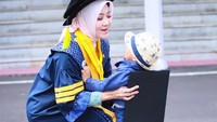 Tak hanya satu candaan, Atalia juga mengatakan, Banyak banget orang yg bilang, beruntung ya bu Cinta, wisudanya dihadiri pak Gubernur…hihiii.” Foto: Instagram/Atalia Praratya