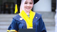 Istri Gubernur Jabar Ridwan Kamil itu sebelumnya melakukan sidang promosi doktor pada 10 Oktober 2022. Dia mempertahankan disertasi berjudul Pengaruh Pengembangan Program Komunikasi Instruksional Sekolah Nonformal Sekoper Cinta Terhadap Perilaku Peserta Didik di Provinsi Jawa Barat. Foto: Instagram/Atalia Praratya