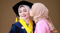 Penelitian Bu Cinta dilakukan dengan metode kuantitatif dan desain studi eksplanatori. Publikasi ilmiah itu menerangkan hubungan sebab-akibat dalam variabel-variabel yang ada melalui pengujian hipotesis. Foto: Instagram/Atalia Praratya
