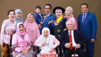 Pada momen wisuda Atalia Praratya di Universitas Padjadjaran, Ridwan Kamil juga ikut memberikan sambutan. Dia sempat berujar kepada hadirin, Hari ini bukan tentang siapa yang terpintar. Hari ini tentang siapa yang paling berusaha, tepuk tangan buat Anda semua yang sudah berusaha membuktikan bahwa Anda layak di sini. Foto: Instagram/Atalia Praratya