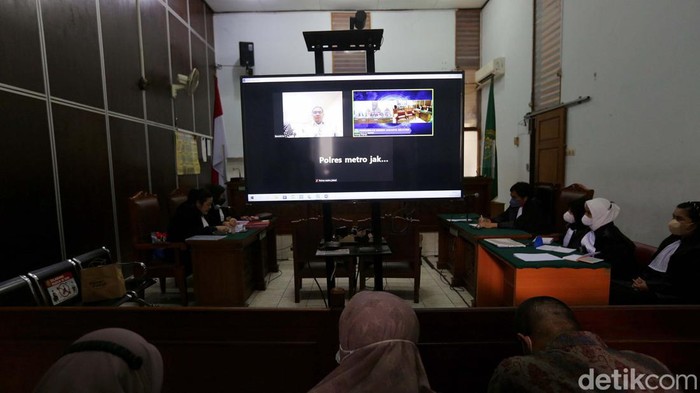 Presiden ACT Ibnu Khajar Didakwa Gelapkan Dana Rp 117 M Presiden Yayasan Aksi Cepat Tanggap (ACT) Ibnu Khajar menjalani sidang perdana di PN Jaksel, Selasa (15/11). Ibnu Khajar didakwa melakukan penggelapan dana donasi.