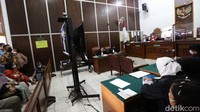 Dalam surat dakwaan disebutkan bahwa Ibnu Khajar melakukan perbuatan itu bersama-sama dengan mantan Presiden ACT Ahyudin dan Hariyana Hermain (HH), yang disebut sebagai salah satu Pembina ACT dan memiliki jabatan tinggi lain di ACT, termasuk mengurusi keuangan. Tuntutan untuk tiap terdakwa itu dilakukan terpisah.